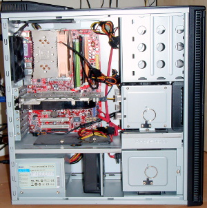 Computer Case (https://commons.wikimedia.org/wiki/User:Kallerna)
